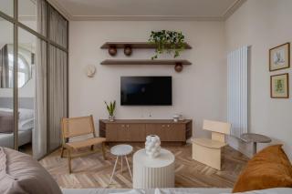 Elara Suite - 2BR for 5 - Next to the Main Station - 4