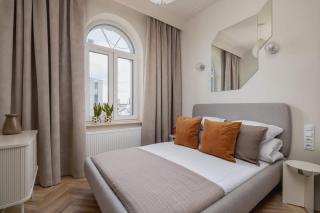 Elara Suite - 2BR for 5 - Next to the Main Station - 2