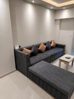 Seafront 2-Bed Apartment, Pool & Red Sea Views - 9