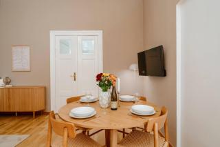 Homely Berlin - Prime Location, Historic Charm, Reading Nook - 9