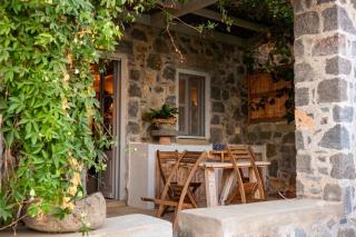 Pavlaina Complex of Traditional Residences in Nisyros. Enjoy the garden and the Sea View - 4
