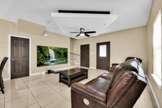 Relax & Enjoy In Our Spacious Townhome Getaway B - 0