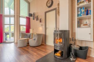 12 Personen Familienferienhaus mit Sauna, Whirlpool, zwei Duschen und Toiletten, Kaminofen und Kanu in 1. Reihe zum See mit wundervollem Seeblick in Otterndorf - 2