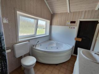 6 Personen Ferienhaus in 1. Reihe zum See mit Kanu und herrlichem Seeblick, Sauna, Whirlpool, Kaminofen, Klimaanlage und E-Tankstelle am Haus in Otterndorf - 2