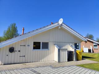 6 Personen Ferienhaus in 1. Reihe zum See mit Kanu und herrlichem Seeblick, Sauna, Whirlpool, Kaminofen, Klimaanlage und E-Tankstelle am Haus in Otterndorf - 1