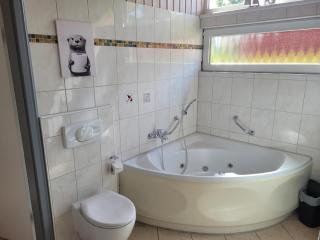 Kinderfreundliches 6 Personen Ferienhaus mit zwei Duschen und Toiletten, Sauna, Whirlpool und einem Wintergarten mit Kaminofen in Otterndorf - 5