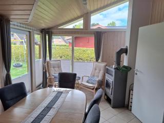 Kinderfreundliches 6 Personen Ferienhaus mit zwei Duschen und Toiletten, Sauna, Whirlpool und einem Wintergarten mit Kaminofen in Otterndorf - 4