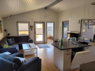 Kinderfreundliches 6 Personen Ferienhaus mit zwei Duschen und Toiletten, Sauna, Whirlpool und einem Wintergarten mit Kaminofen in Otterndorf - 3