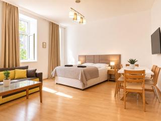 3BR Apartment with Nice Location in Vienna For Long Stays - 0