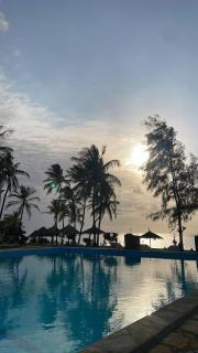 Two bedroom two bed beachfront apartment with large pool - Malindi - 0