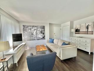 Modern & Bright Oak Park Apt - Walk Everywhere - 0