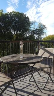 Modern & Bright Oak Park Apt - Walk Everywhere - 2