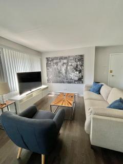 Modern & Bright Oak Park Apt - Walk Everywhere - 7