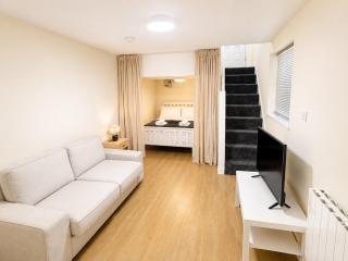 Modern Private Self Contained With Free Parking Near City Hospital - 0