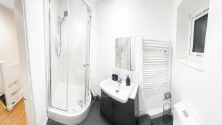 Modern Private Self Contained With Free Parking Near City Hospital - 9
