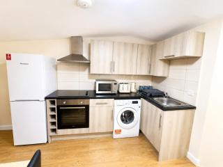 Modern Private Self Contained With Free Parking Near City Hospital - 8