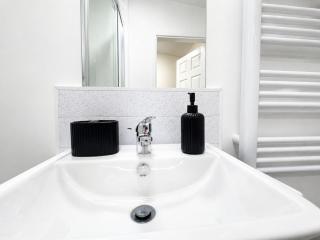 Modern Private Self Contained With Free Parking Near City Hospital - 7