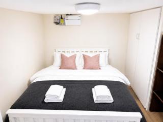 Modern Private Self Contained With Free Parking Near City Hospital - 6