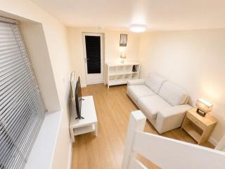 Modern Private Self Contained With Free Parking Near City Hospital - 4