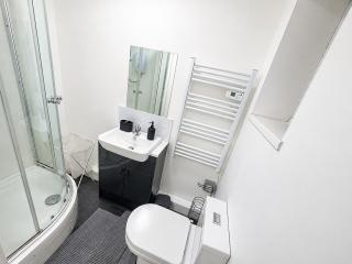 Modern Private Self Contained With Free Parking Near City Hospital - 3