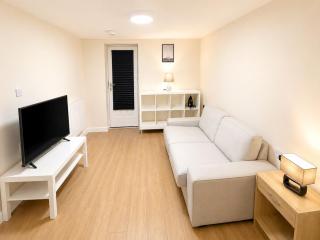 Modern Private Self Contained With Free Parking Near City Hospital - 1