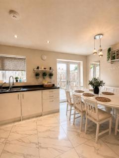 Newland House 3BR Luxury Stay - 9