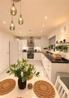 Newland House 3BR Luxury Stay - 7