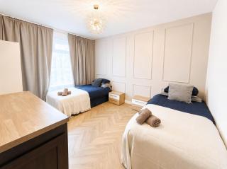Stylish 2BR House Parking & WiFi Sleeps 6 - 4