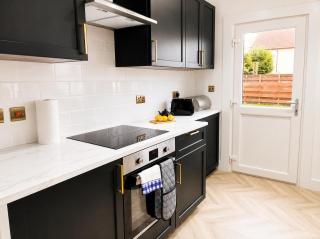 Stylish 2BR House Parking & WiFi Sleeps 6 - 9
