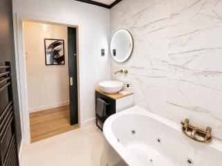 Stylish 2BR House Parking & WiFi Sleeps 6 - 2