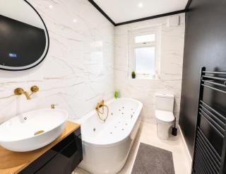 Stylish 2BR House Parking & WiFi Sleeps 6 - 6