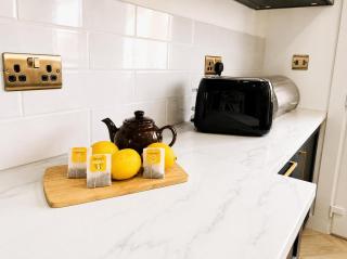 Stylish 2BR House Parking & WiFi Sleeps 6 - 1