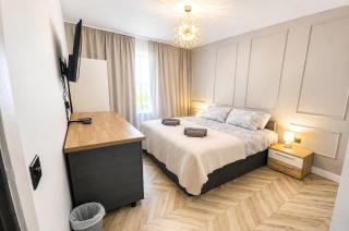 Stylish 2BR House Parking & WiFi Sleeps 6 - 0