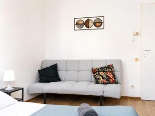 Comfy 2BR Apartment TV & WIFi Suitable for Long Stay - 2