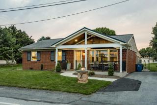 The Place Next Door – Stylish Amish-Country Stay - 5