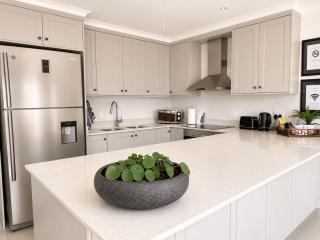 Stylish Parkhurst Cottage Walk to 4th Ave - 7