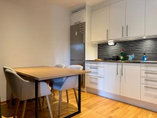 2BR Workers Apartment Near Volvo with Free Parking - 4