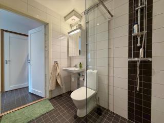 2BR Workers Apartment Near Volvo with Free Parking - 2
