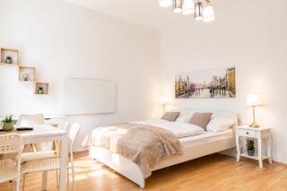 Elegant Urban 1BR Apartment Near Top Attractions - 0