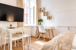 Elegant Urban 1BR Apartment Near Top Attractions - 8