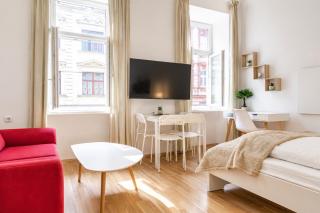 Elegant Urban 1BR Apartment Near Top Attractions - 5