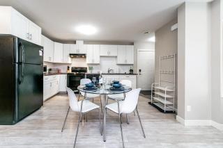 Bright Spacious Suite - King Bed - Long Stays - WiFi - 3