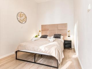 Lovely 2BR &1 LR Prime Location In Vienna - 0