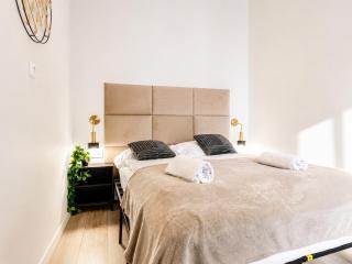 Lovely 2BR &1 LR Prime Location In Vienna - 3