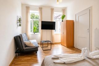 Affordable 1BR Apt Near Schönbrunn & Westbahnhof Great for Long Stays - 2