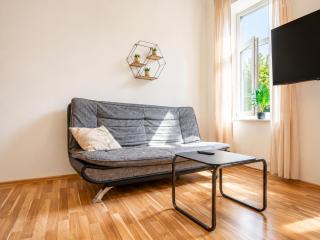 Affordable 1BR Apt Near Schönbrunn & Westbahnhof Great for Long Stays - 9