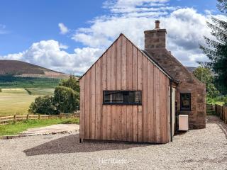 Craighead Cottage, Aberlour along Speyside Whisky Trail - 0