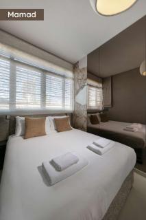 Grand 3BR with Balcony - Quiet Court - MAMAD - D80 - 9