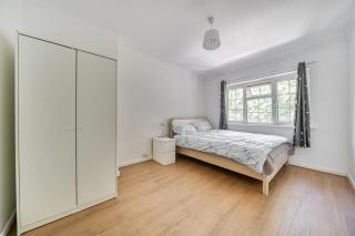 2-Br Sleeps 4 with Garden near Uni & Q E Hospital - 8