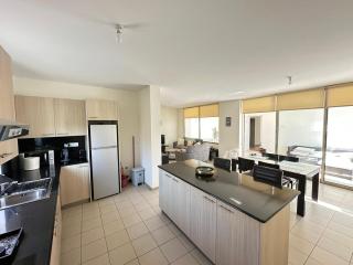 Modern City Centre Apt with Pool - City Flats 303 - 4